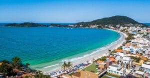 praia-de-bombinhas-e1744247203905-300x157 Santa Catarina: beleza, cultura e qualidade de vida em um só estado